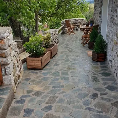 The House In The Cobbled Road Dağ evi *