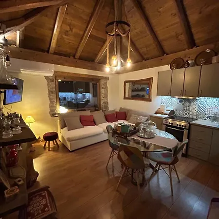 The House In The Cobbled Road Alpstuga Karpenísion