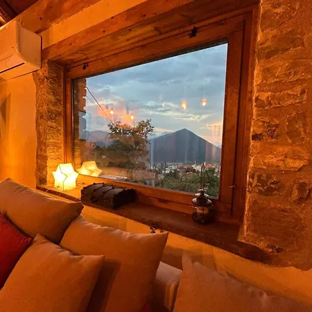 Alpstuga The House In The Cobbled Road Karpenísion