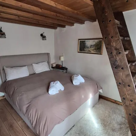 Chalet The House In The Cobbled Road